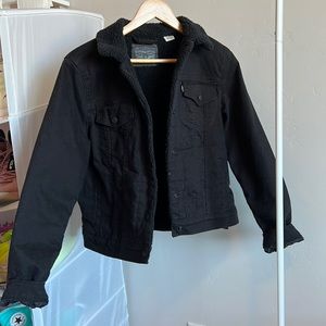 Levi’s black denim jacket. Fleece lining. Size large. Condition: almost new.